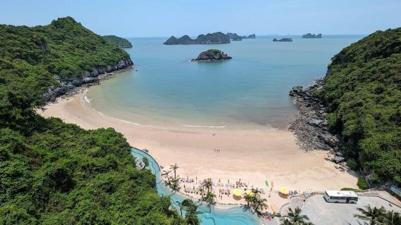 Bãi tắm Cát Cò 1 nổi bật với bãi cát rộng và làn nước trong xanh.