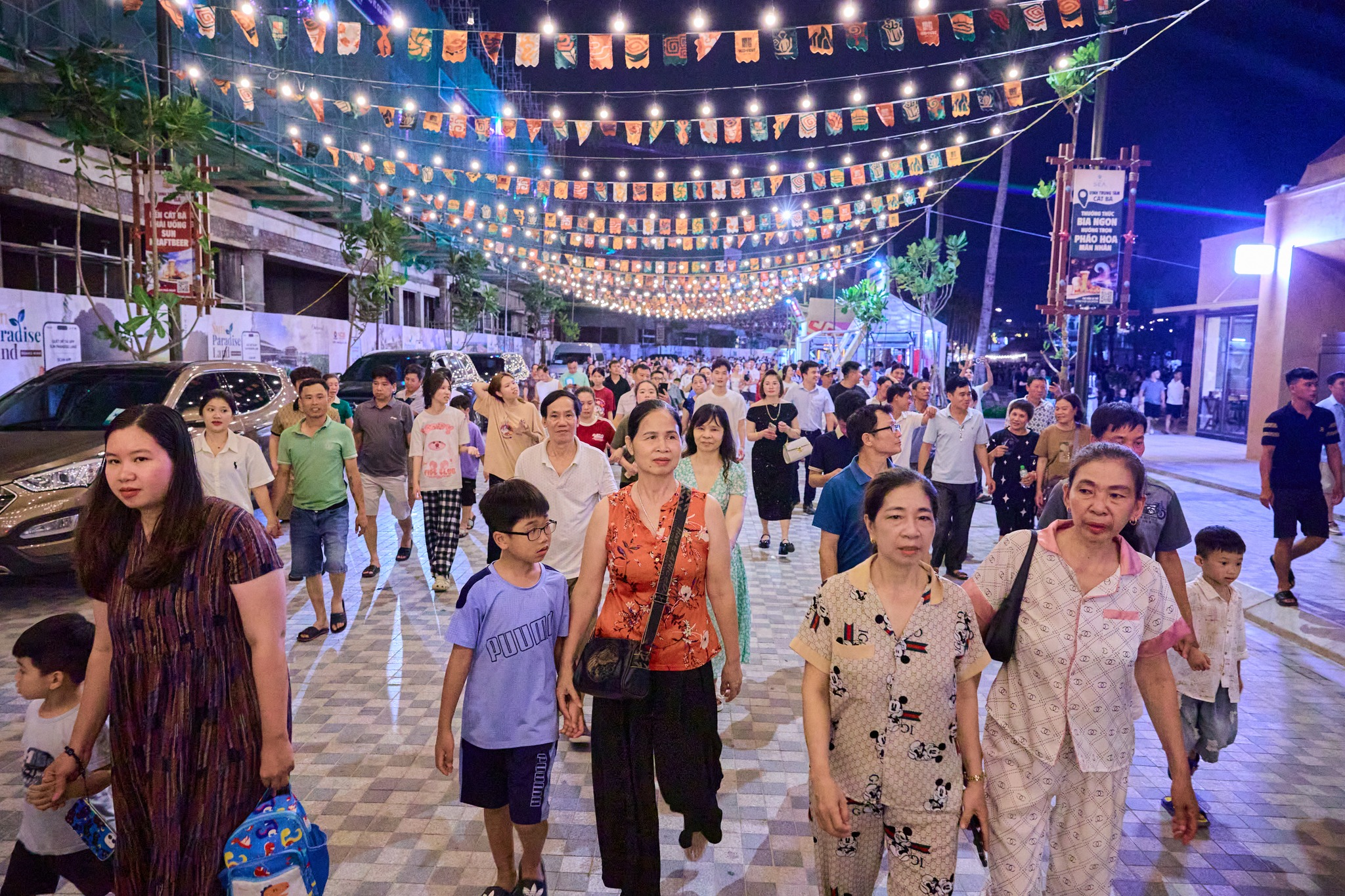 Du khách khám phá chợ đêm VUI-Fest Cát Bà trước giờ ăn tối.