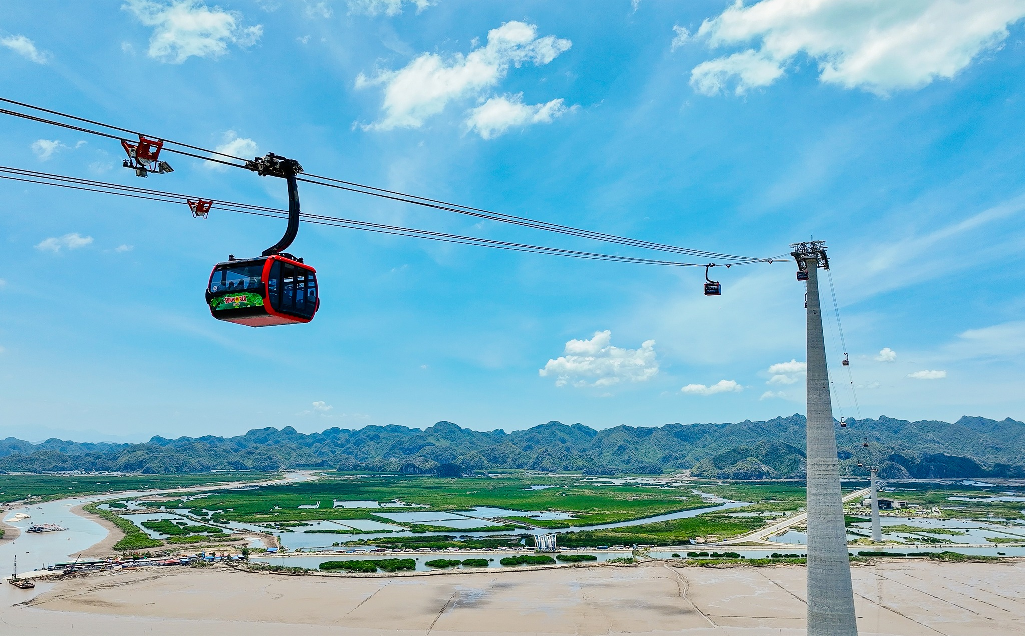 Cabin cáp treo Sun World Cat Ba đưa du khách ngắm toàn cảnh biển đảo từ trên cao.