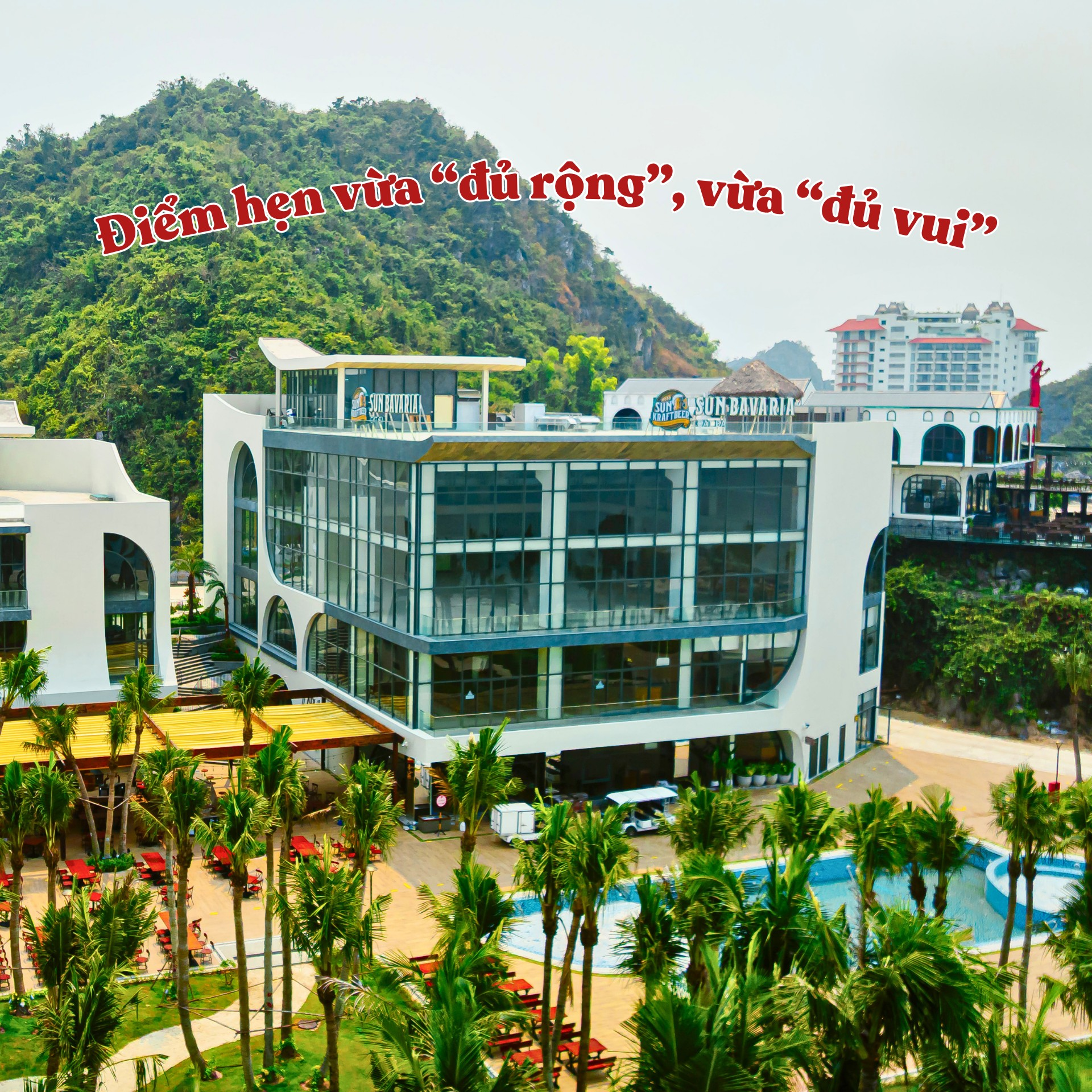 Sun Bavaria Cat Ba với hệ thống kính lớn hướng thẳng ra vịnh biển.
