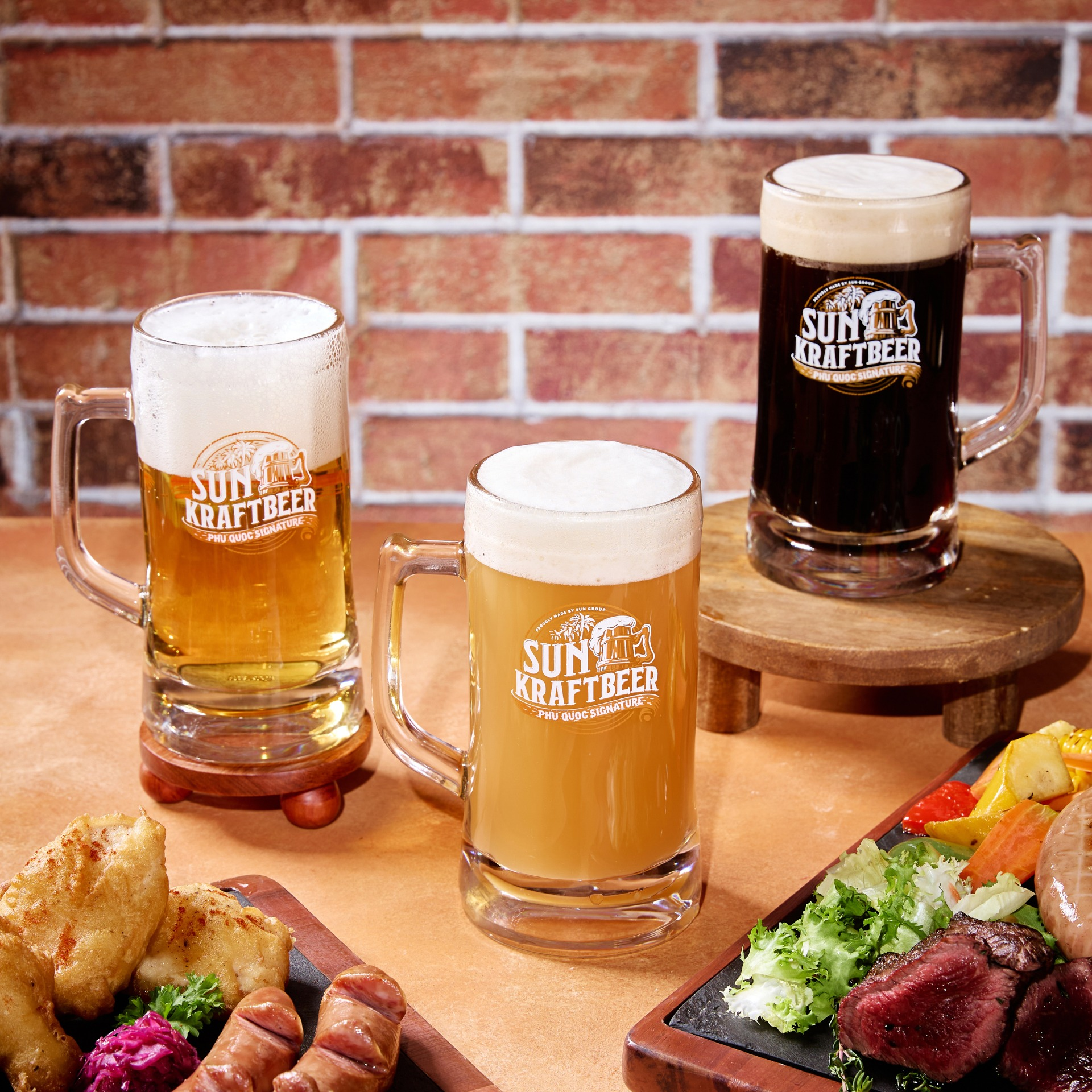 Ly bia thủ công Sun KraftBeer chuẩn Đức được phục vụ tại Sun Bavaria Cat Ba.