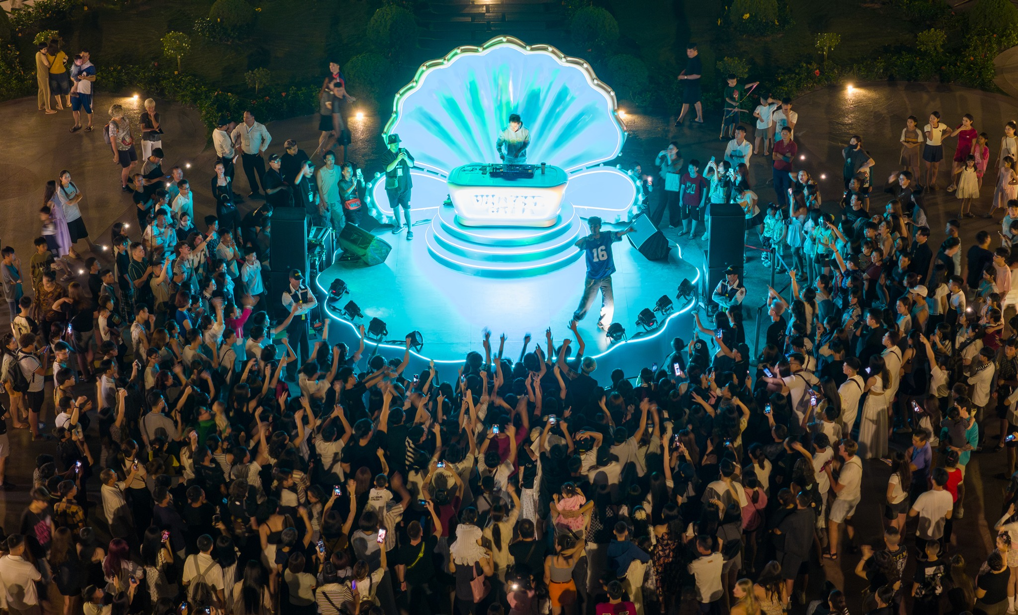 Du khách dạo chơi trong không gian sôi động của chợ đêm VUI-Fest Cát Bà vào buổi tối.
