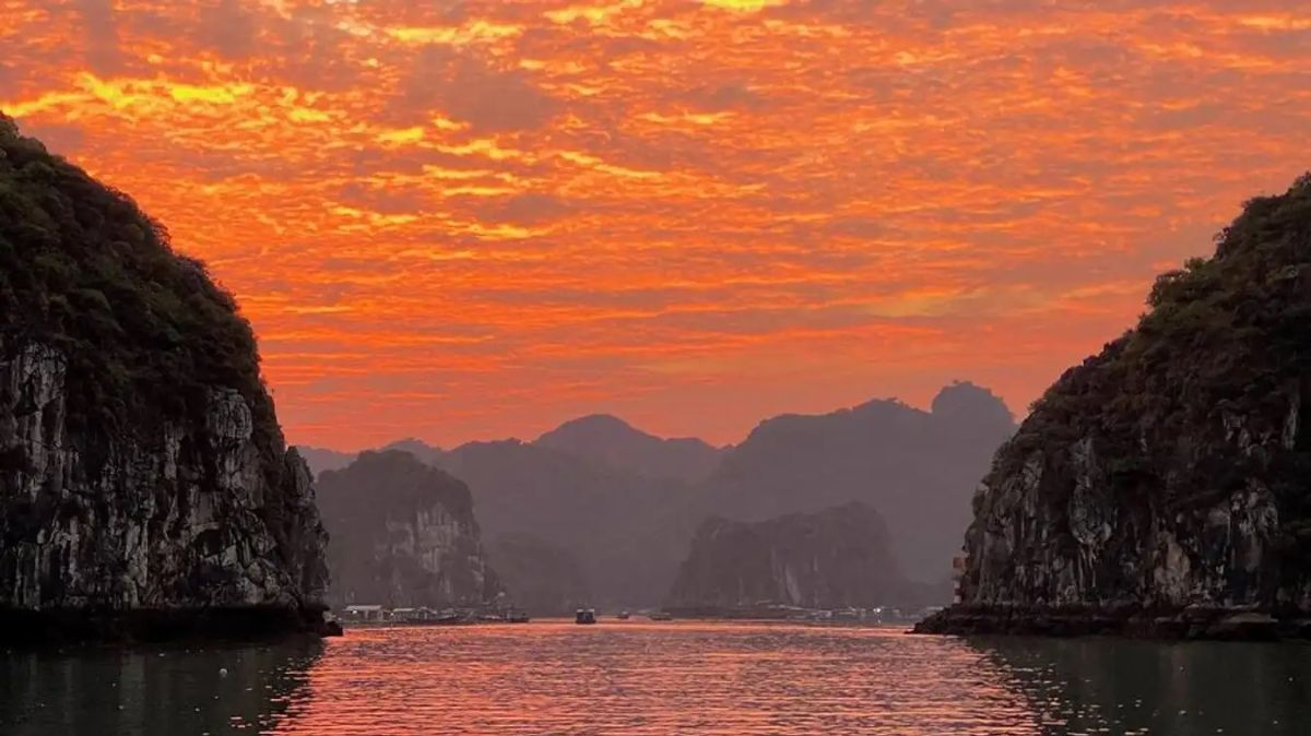 Khung cảnh hoàng hôn lãng mạn tại Cát Bà.