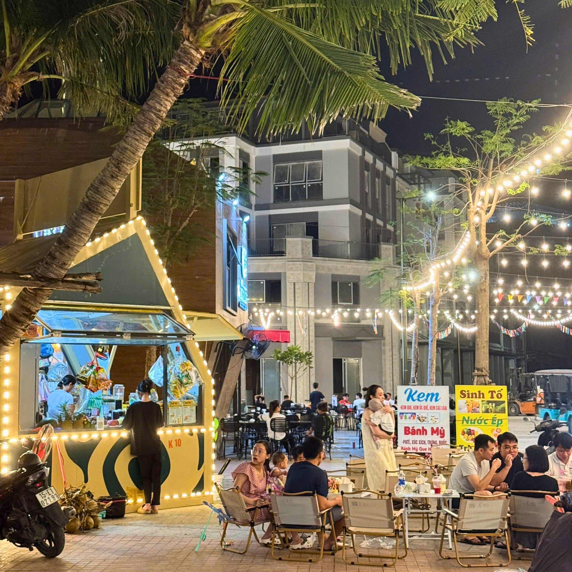 Chợ đêm VUI-Fest Cát Bà rực rỡ ánh sáng và các hoạt động giải trí về đêm.