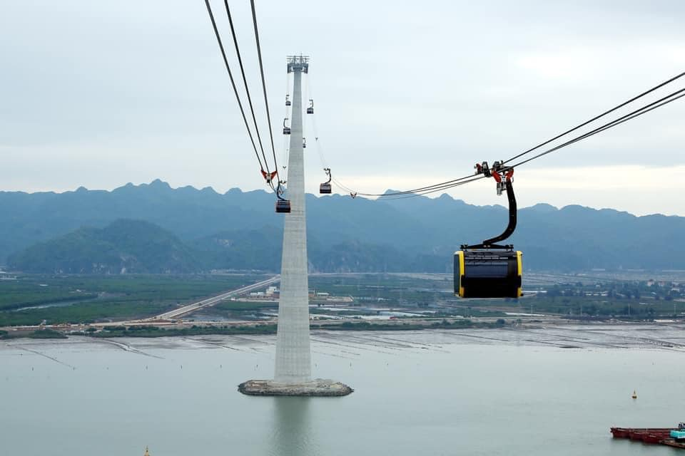 Du khách trải nghiệm tuyến cáp treo Sun World Cat Ba và ngắm toàn cảnh biển đảo từ trên cao.
