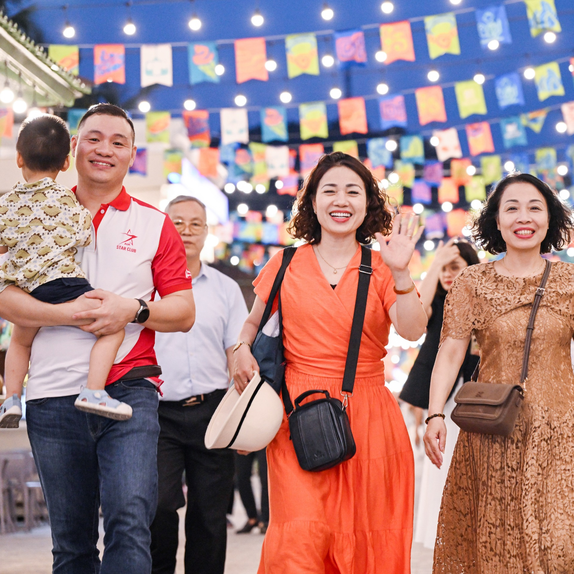 Du khách dạo chơi và khám phá không khí sôi động tại chợ đêm VUI-Fest Cát Bà.