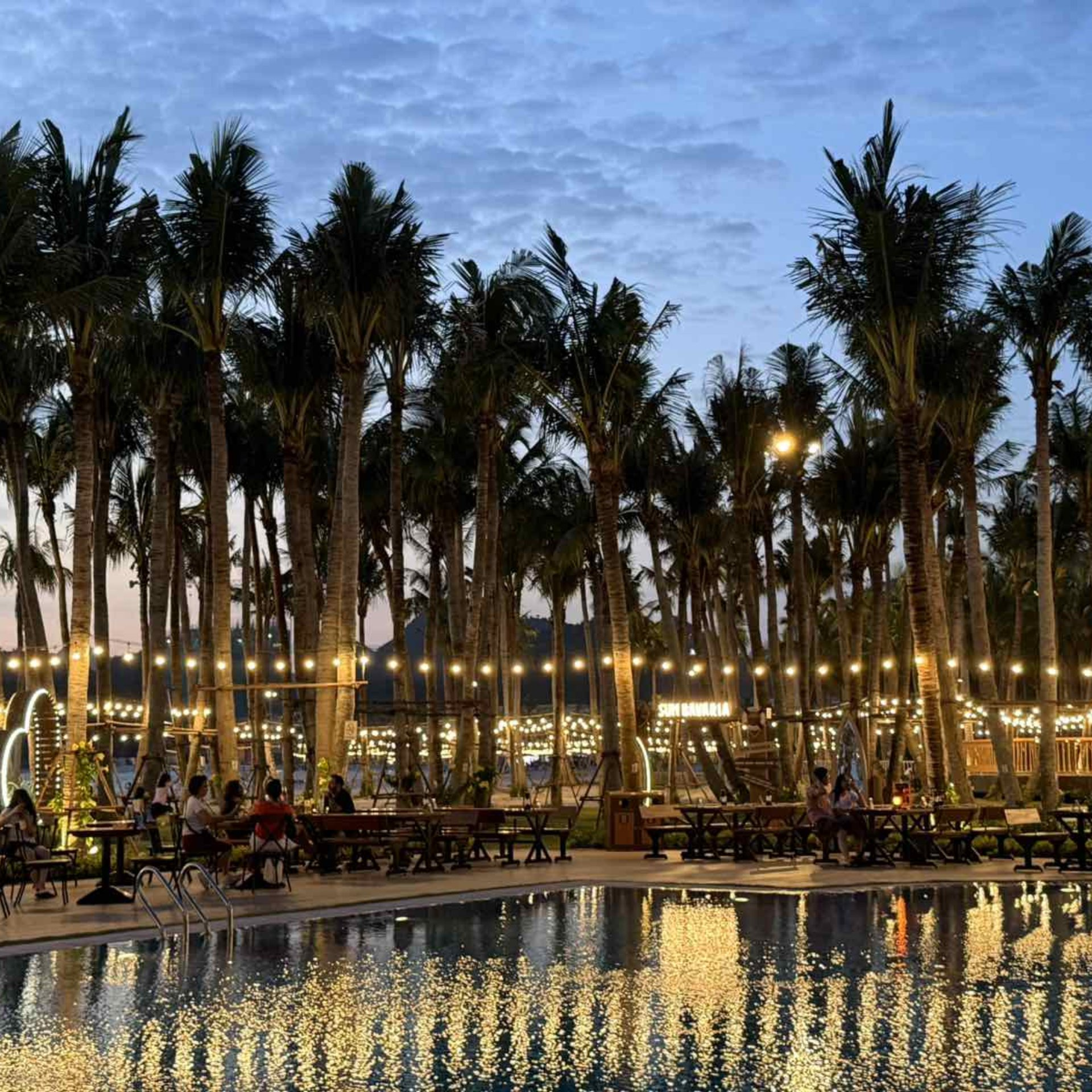 Khu vực hồ bơi ngoài trời với góc nhìn rộng hướng thẳng ra Vịnh trung tâm.