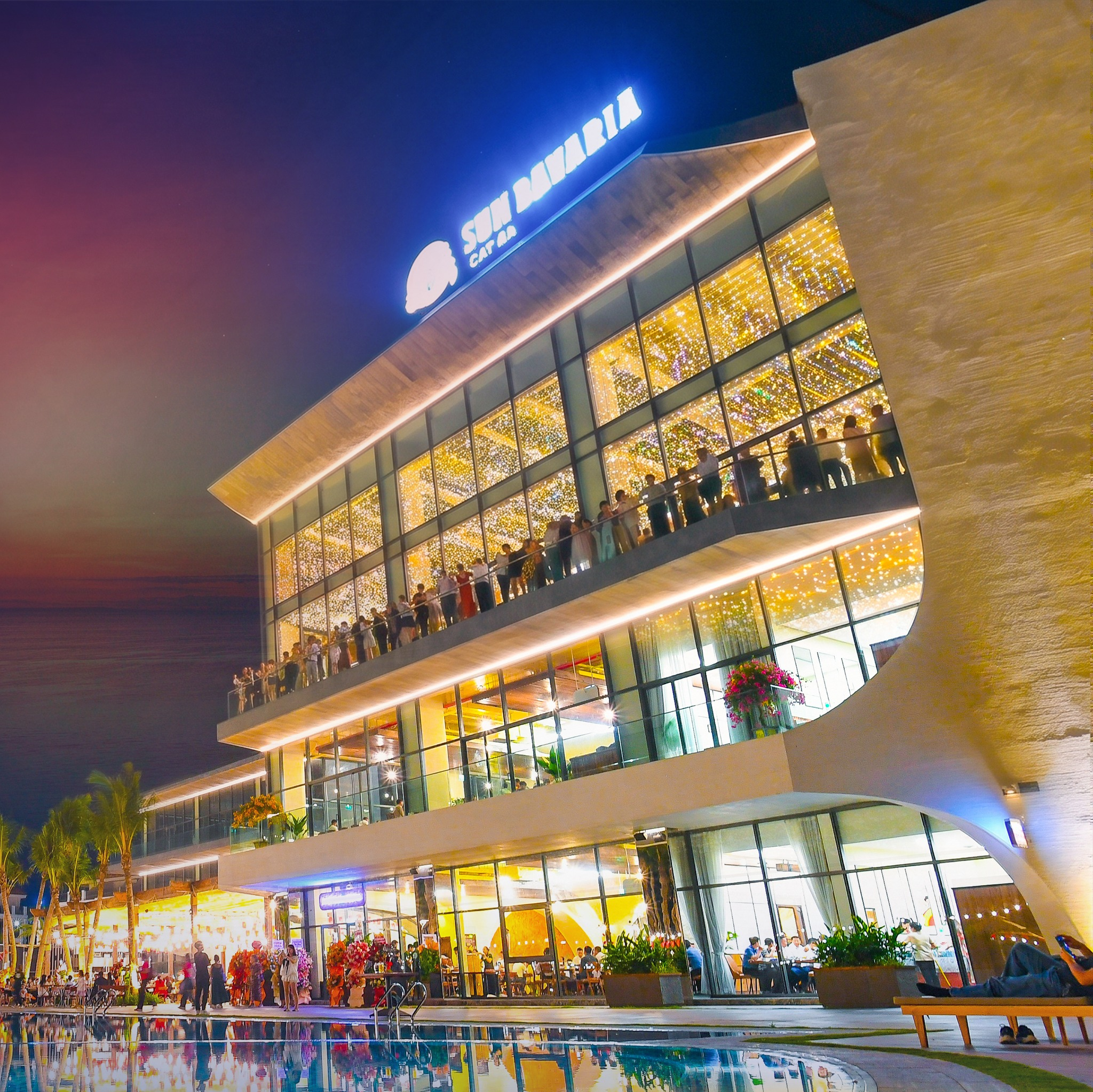 Không gian beer hall đậm chất Đức với bàn ghế gỗ dài và ánh sáng vàng ấm áp tại Sun Bavaria Cat Ba.
