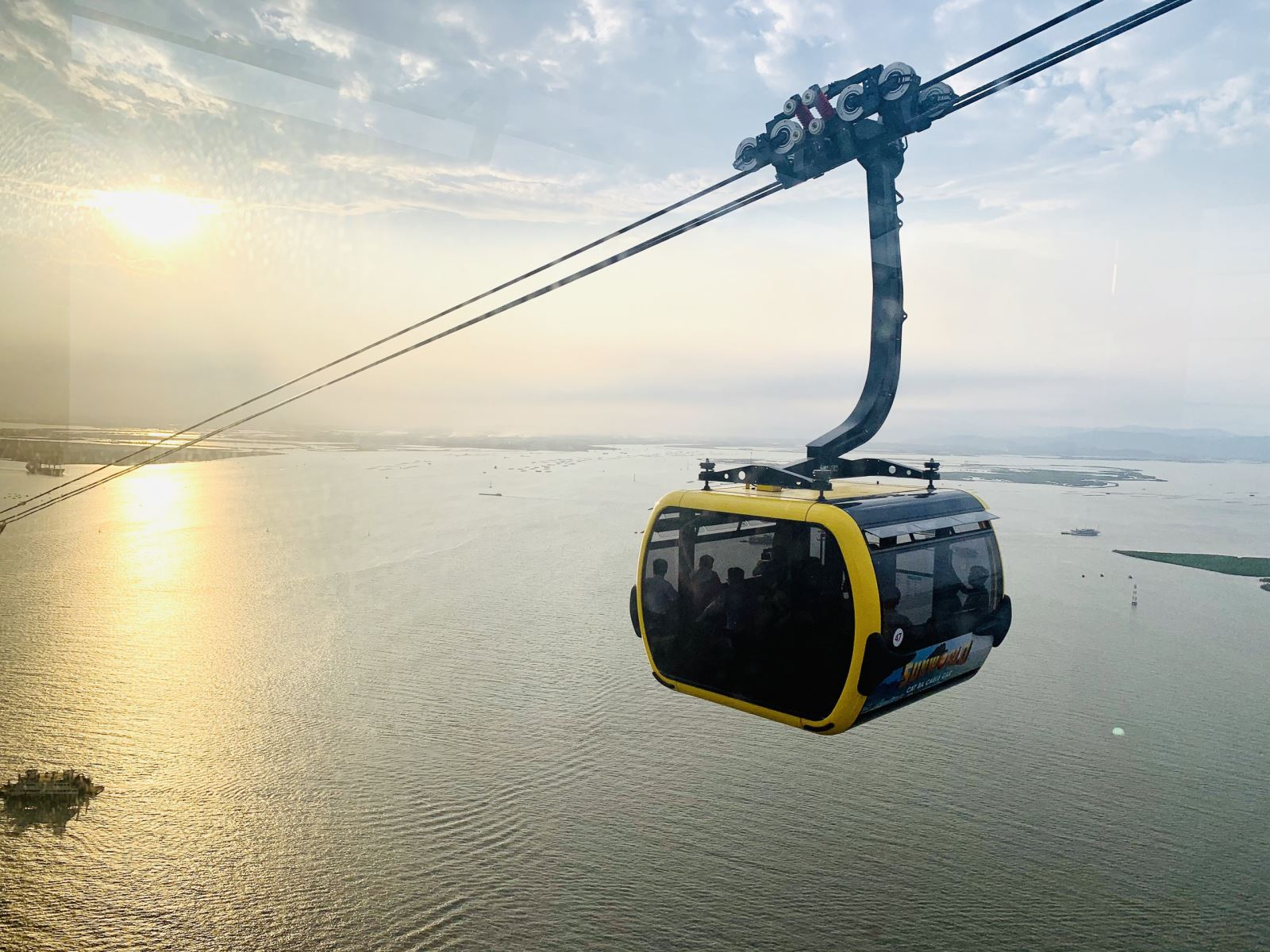 Du khách trải nghiệm tuyến cáp treo Sun World Cat Ba ngắm toàn cảnh biển đảo từ trên cao.