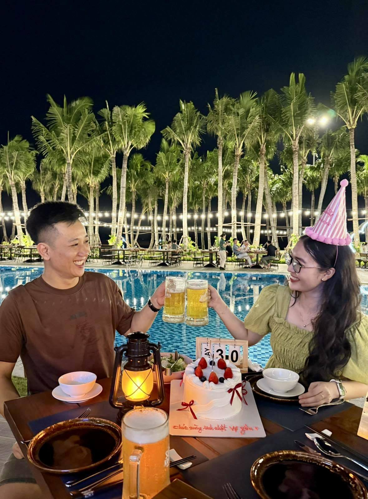 Du khách nâng ly bia thủ công và tận hưởng không khí lễ hội ven biển tại Cát Bà.