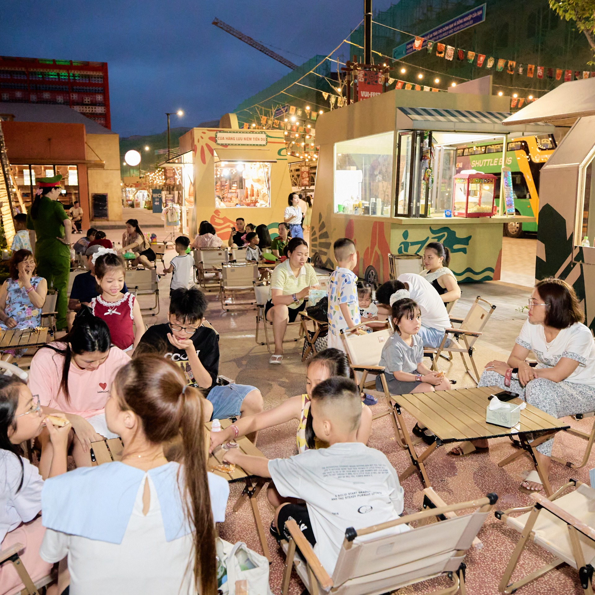 Chợ đêm VUI-Fest Cát Bà rực rỡ ánh đèn với nhiều hoạt động giải trí và ẩm thực về đêm.