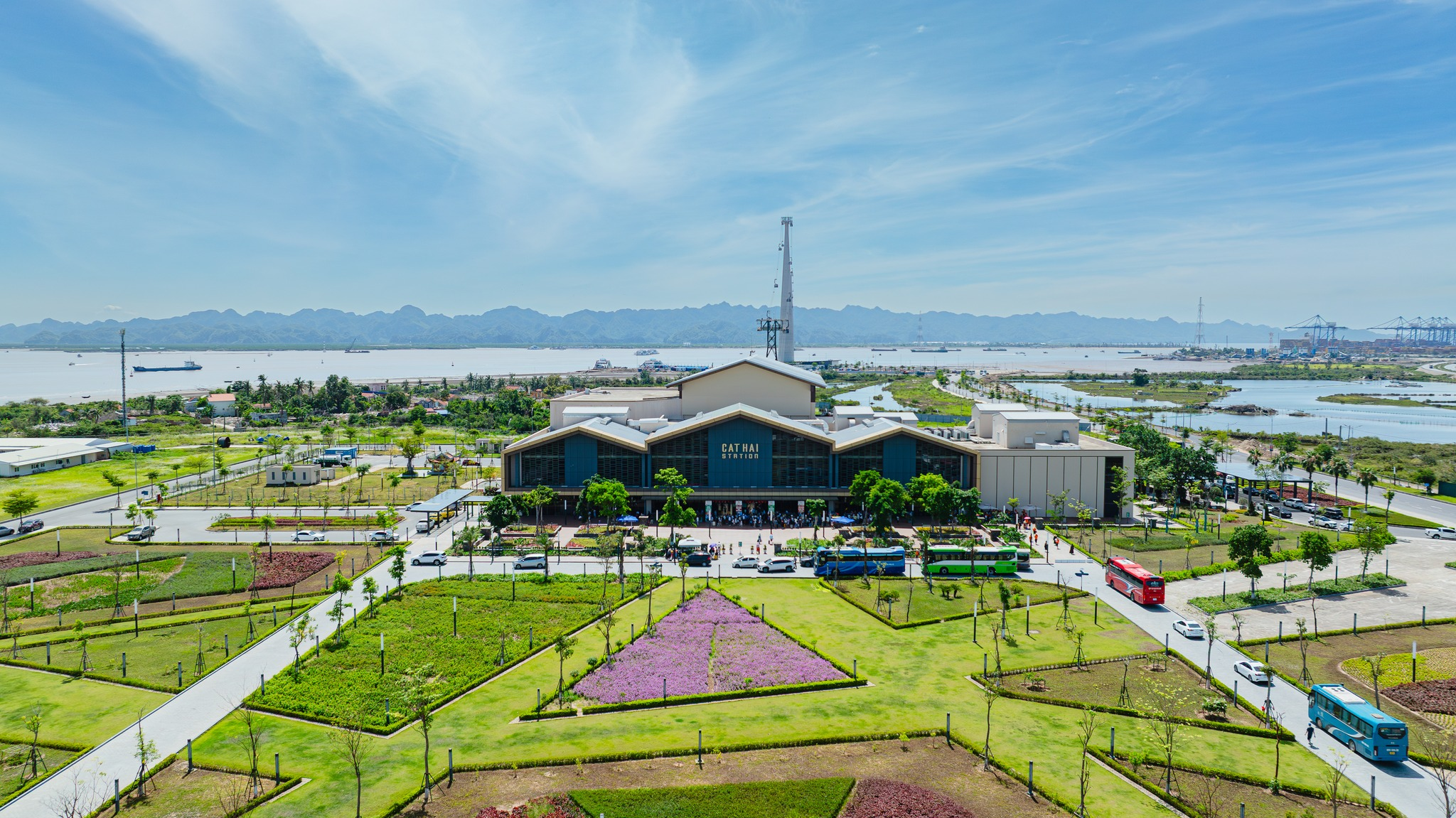 Du khách không nên bỏ lỡ trải nghiệm cáp treo Sun World Cat Ba với góc nhìn toàn cảnh biển đảo từ trên cao