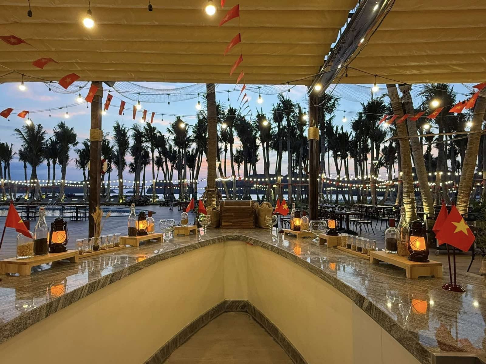 Quầy bar ngoài trời được thiết kế như một con thuyền gỗ cổ giữa vịnh biển Cát Bà.