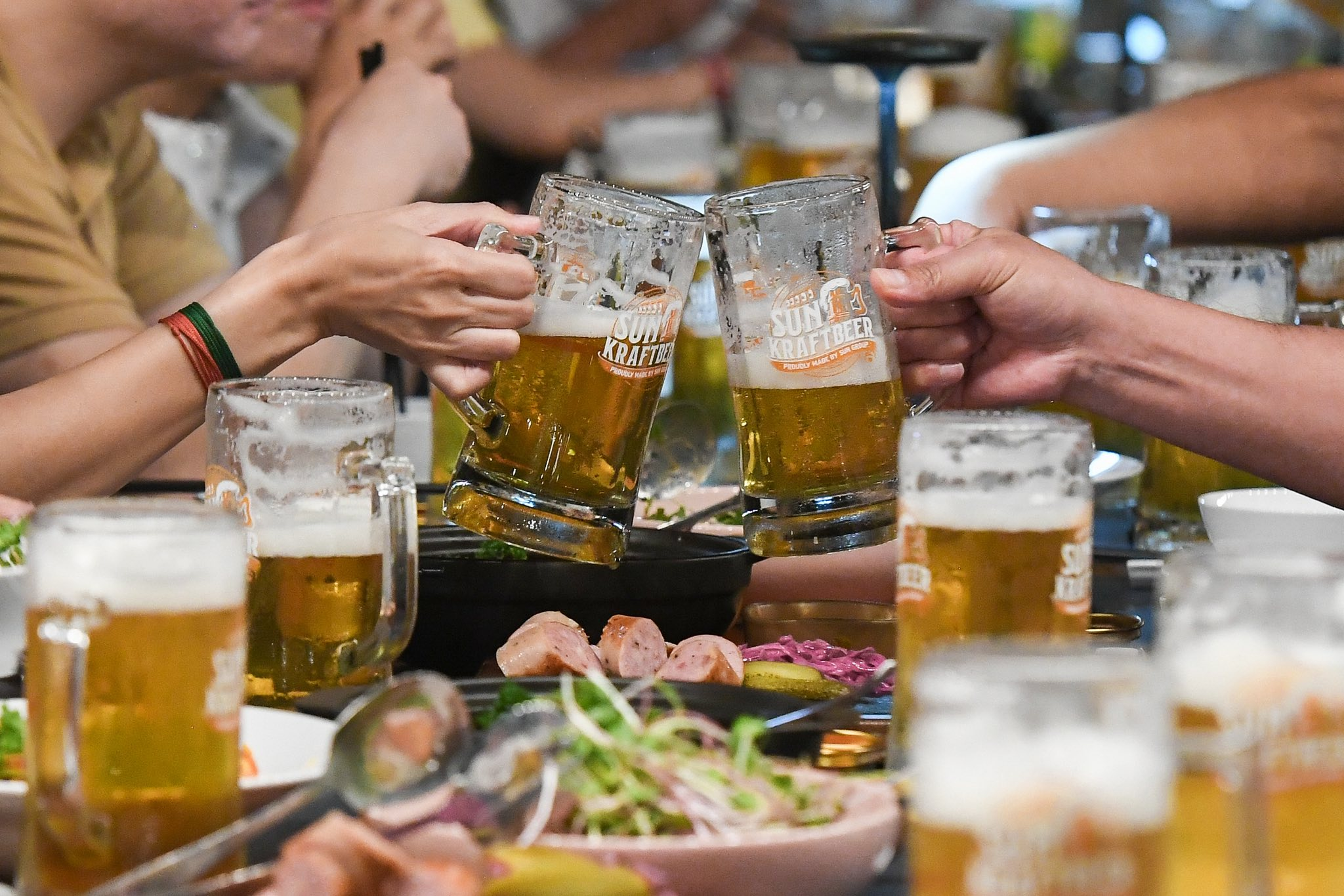 Bia thủ công Sun KraftBeer nổi bật với lớp bọt mịn và hương vị đậm đà đặc trưng.