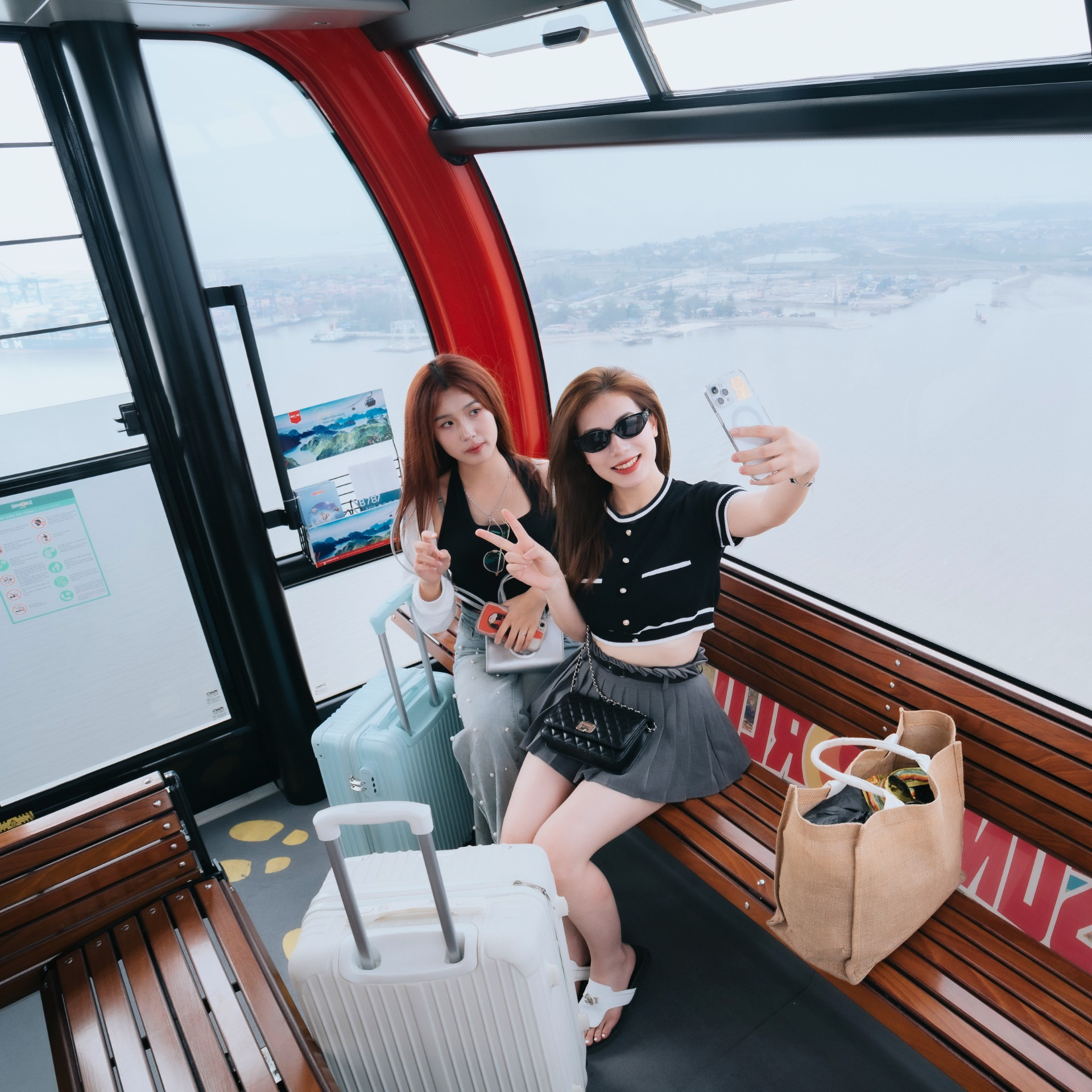 Cabin cáp treo đưa du khách băng qua vùng biển xanh ngọc và những dãy núi đá vôi hùng vĩ.