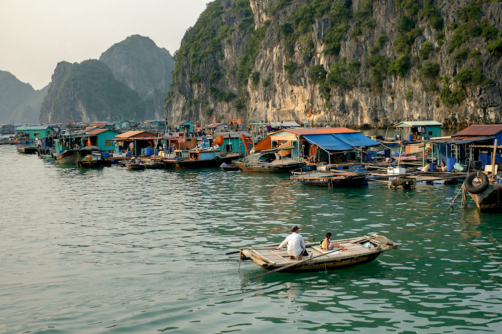 Những ngôi nhà bè nổi trên mặt nước tại làng chài Cái Bèo tại nên khung cảnh yên bình.