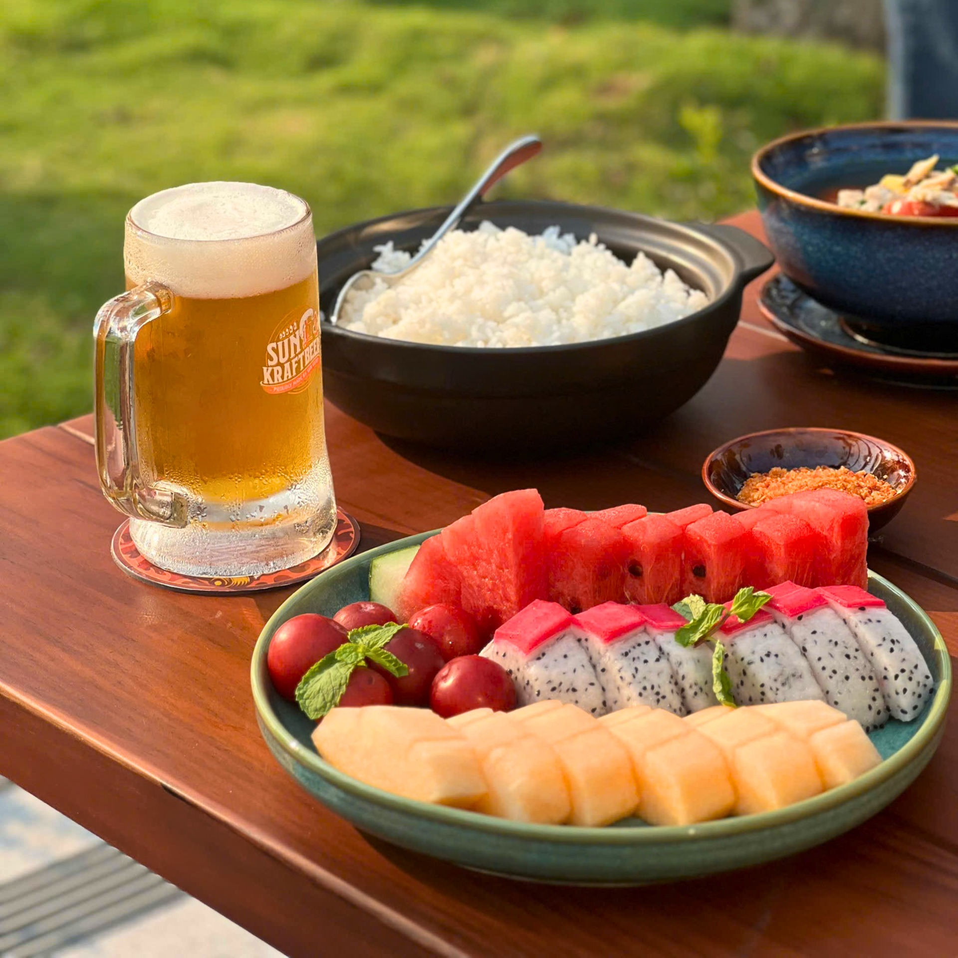 Bia thủ công Sun KraftBeer với lớp bọt mịn và màu vàng óng hấp dẫn.