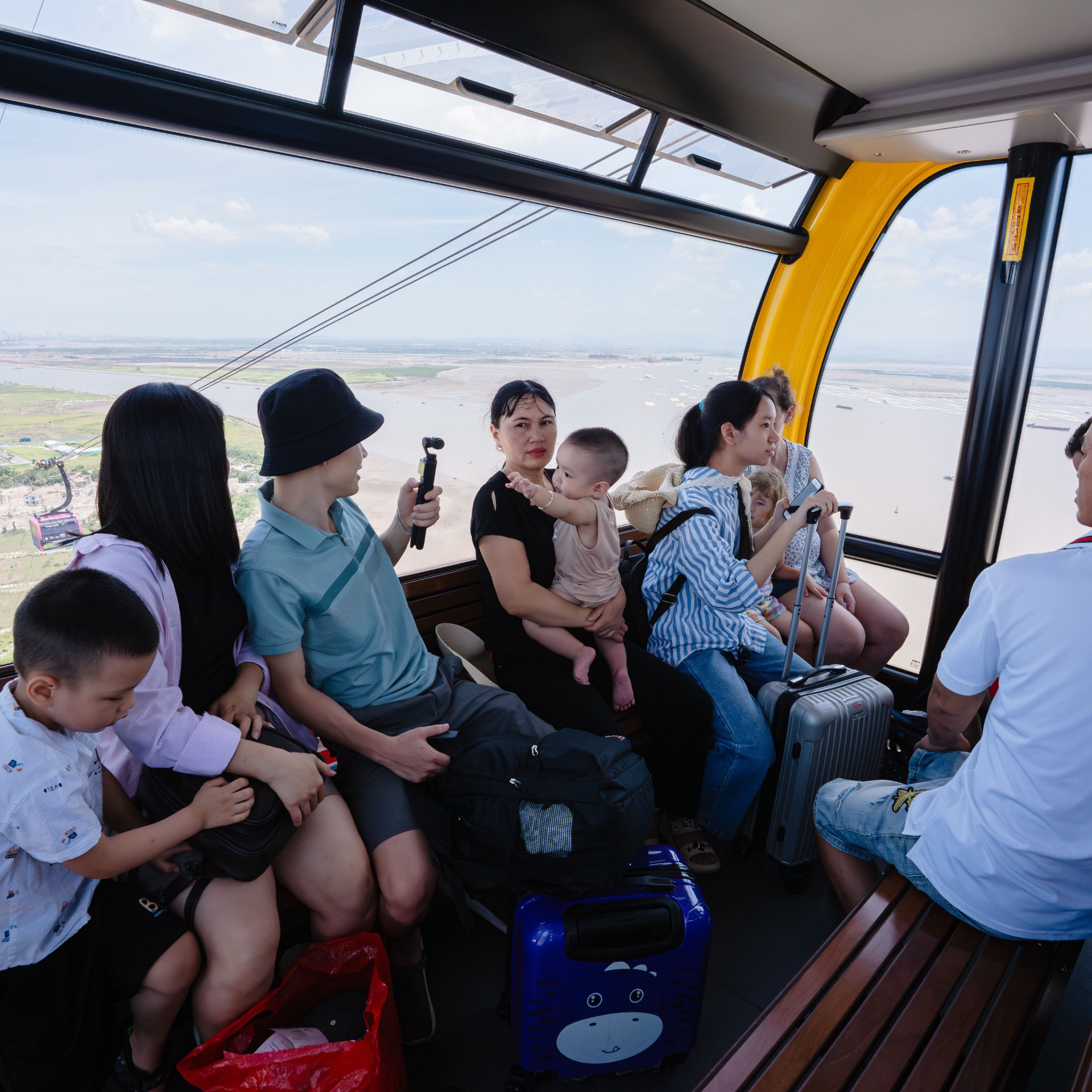 Tuyến cáp treo Sun World Cat Ba mang đến góc nhìn toàn cảnh biển đảo từ trên cao.