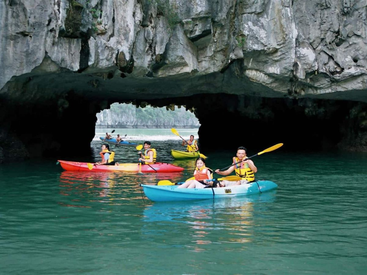 Nhóm bạn chèo kayak khám phá vẻ đẹp nguyên sơ của vịnh Lan Hạ.
