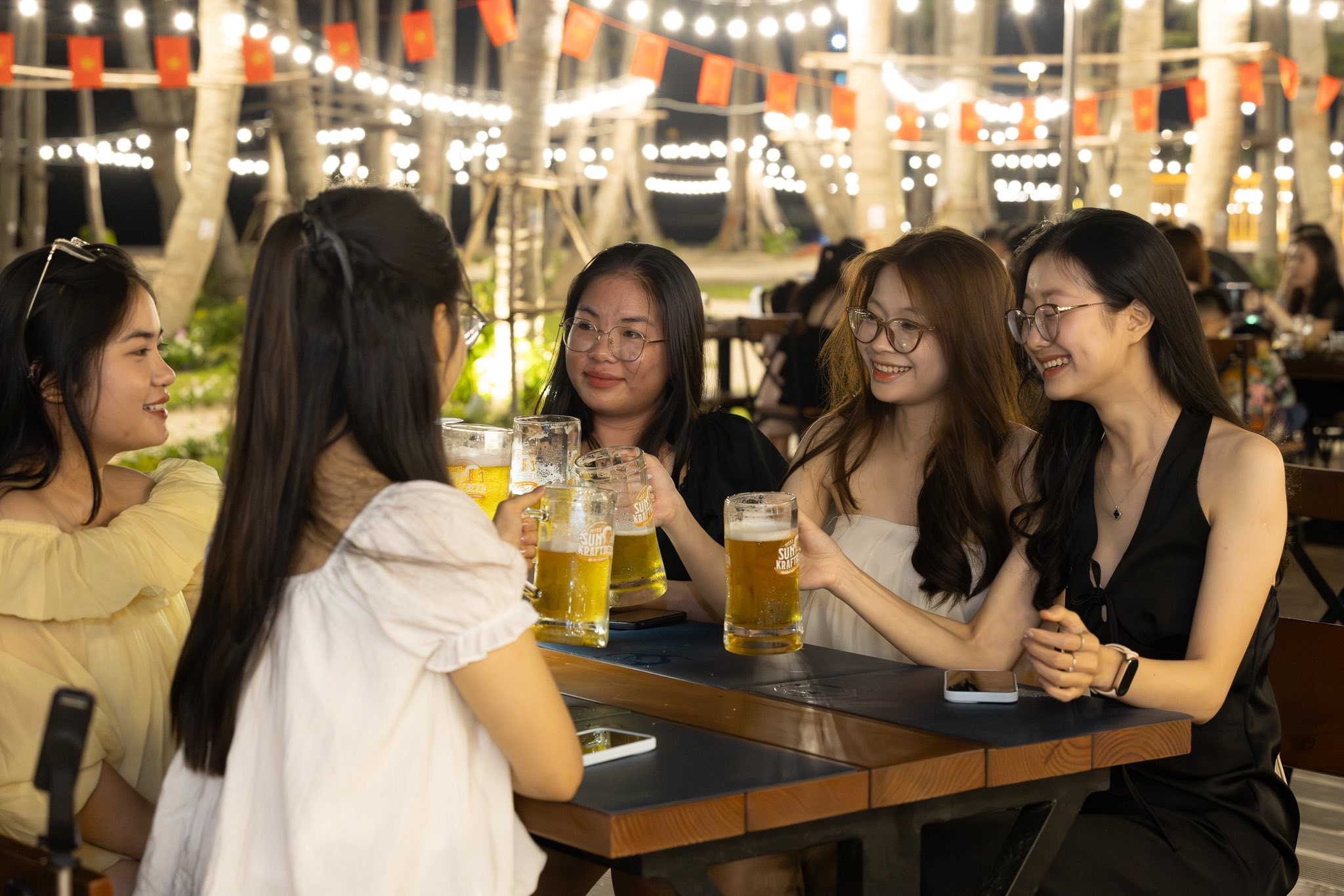 Nhóm bạn cùng thưởng thức bữa tối ven biển trong không gian náo nhiệt của Sun Bavaria Cat Ba.