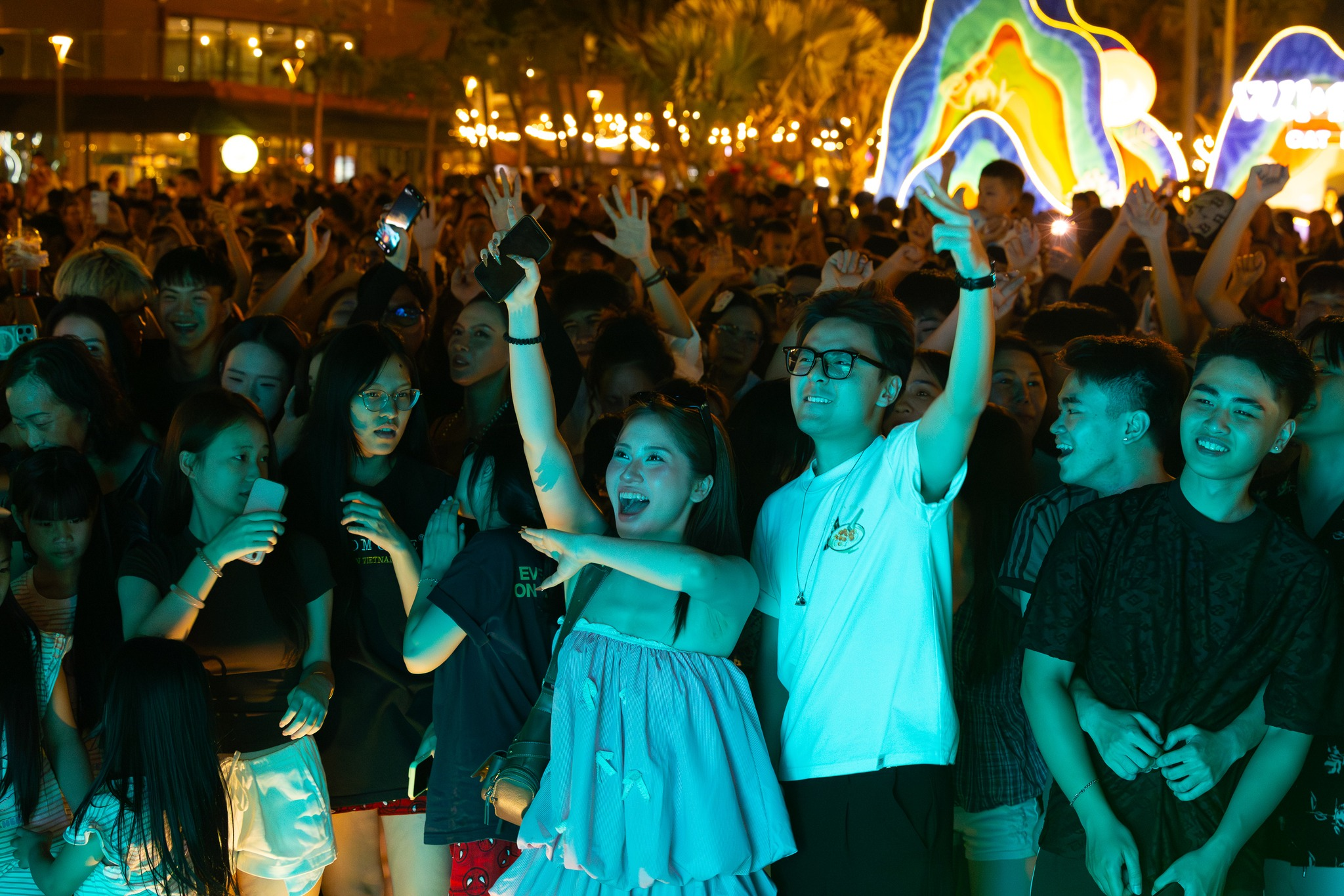 Không khí lễ hội sôi động tại VUI-Fest Cát Bà về đêm.