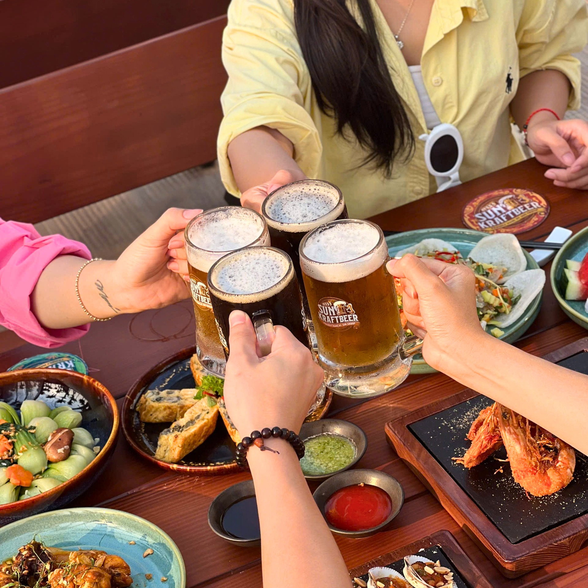 Ly bia thủ công Sun KraftBeer mát lạnh là lựa chọn yêu thích trong những ngày hè tại Cát Bà.