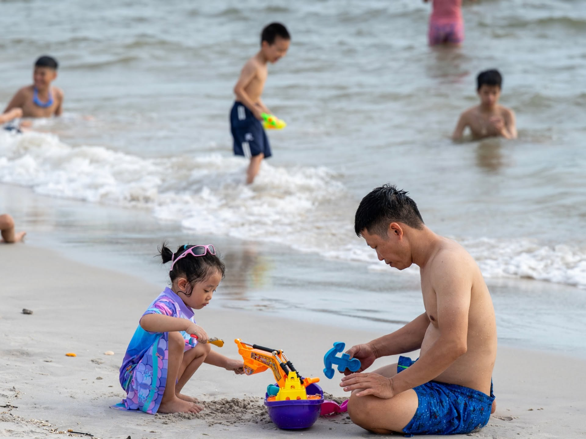 Bạn có thể dành một ngày khám phá Vịnh Lan Hạ, một ngày trải nghiệm các bãi biển.