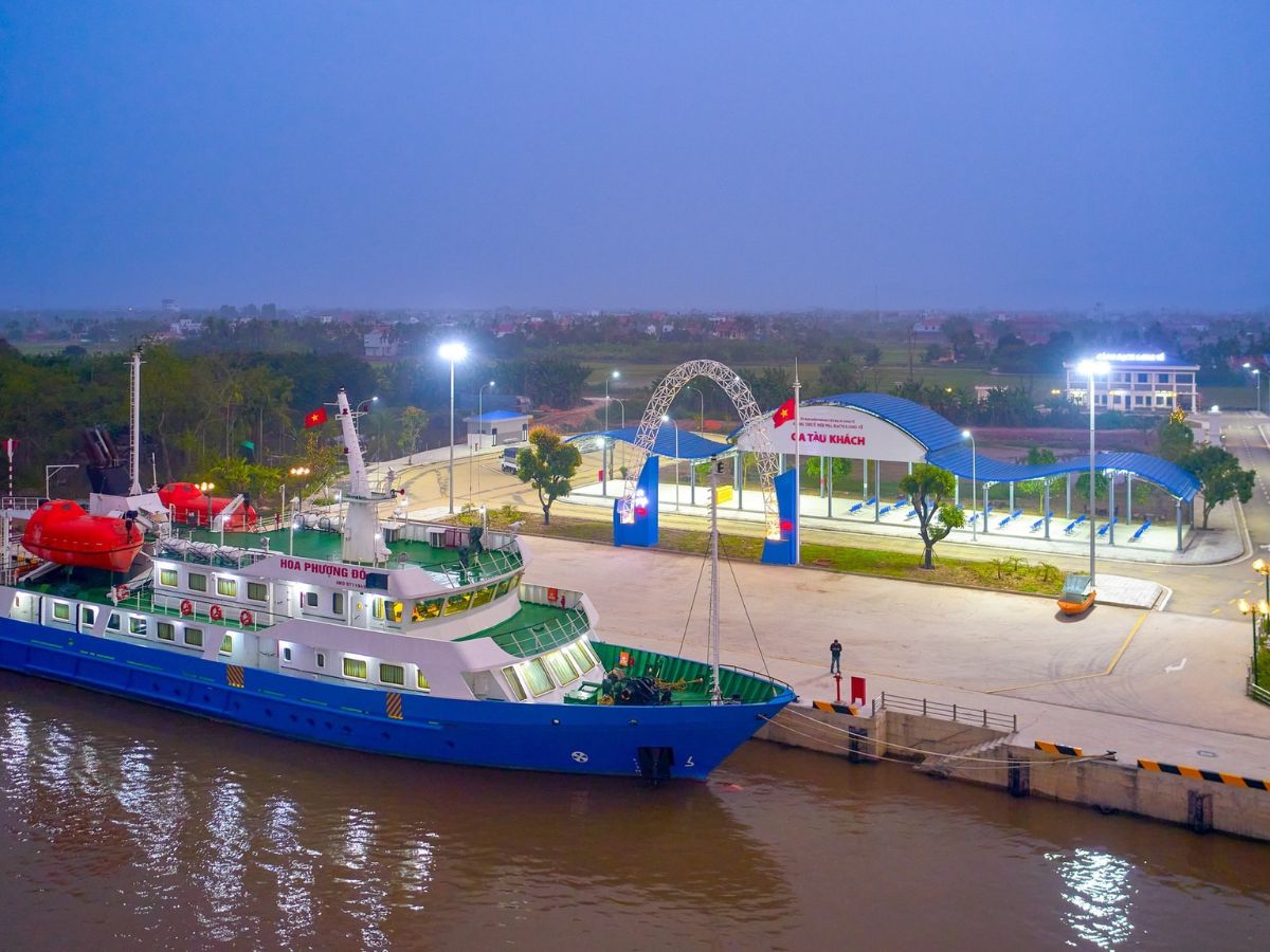 Tàu Hoa Phượng Đỏ được khai thác trở khách ra đảo Bạch Long Vĩ