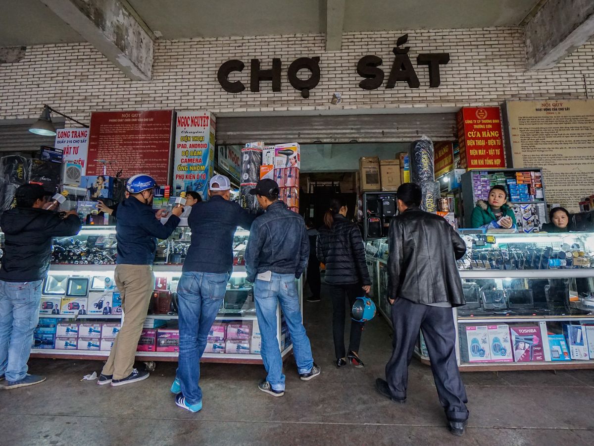 Chợ Sắt Hải Phòng là chợ lâu đời nơi đất cảnh, với nhiều cửa hàng đặc sản và phụ kiện