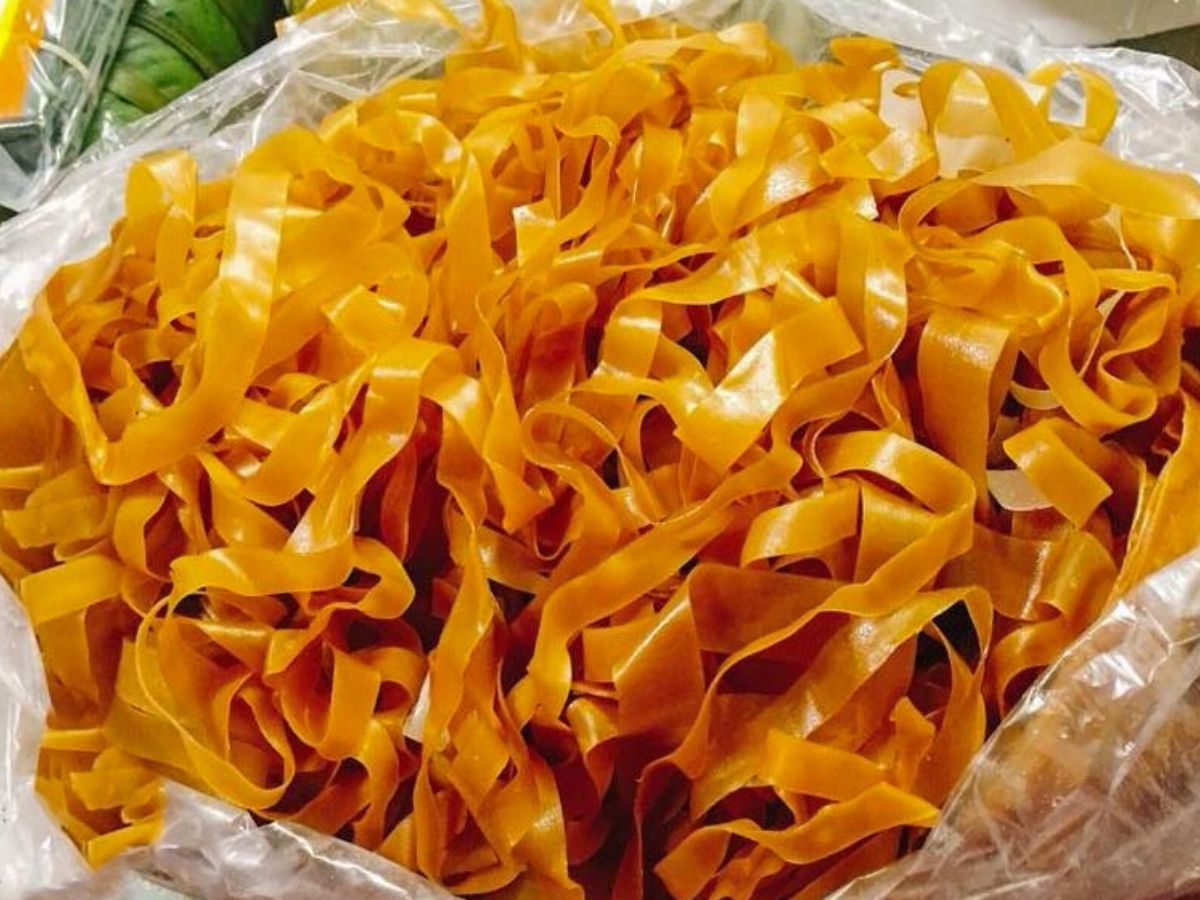 Bánh đa đỏ Hải Phòng được nhiều người chọn làm quà tặng sau chuyến du lịch