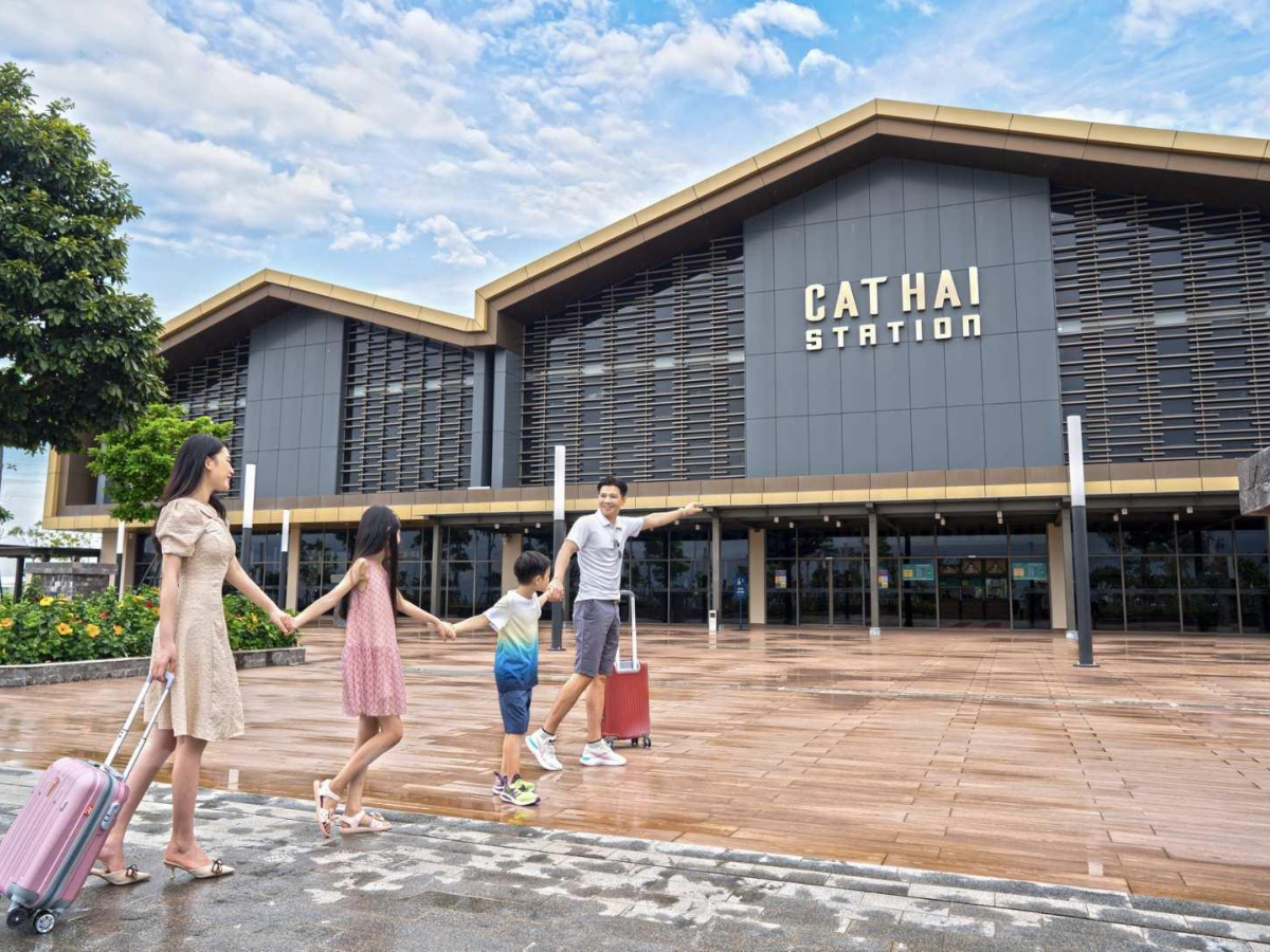 Du khách thích thú trải nghiệm cáp treo Sun World Cat Ba