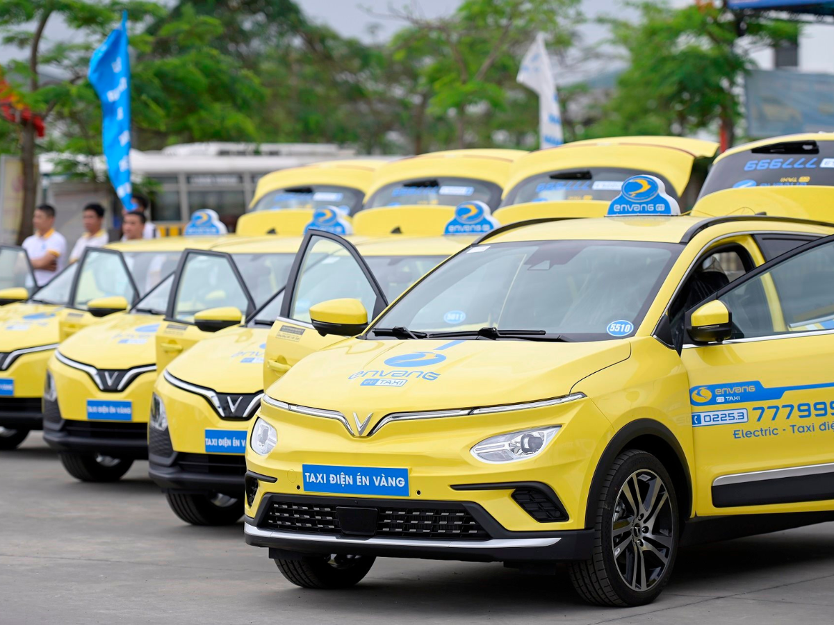 Taxi điện Én Vàng với màu vàng nổi bật dễ nhận diện