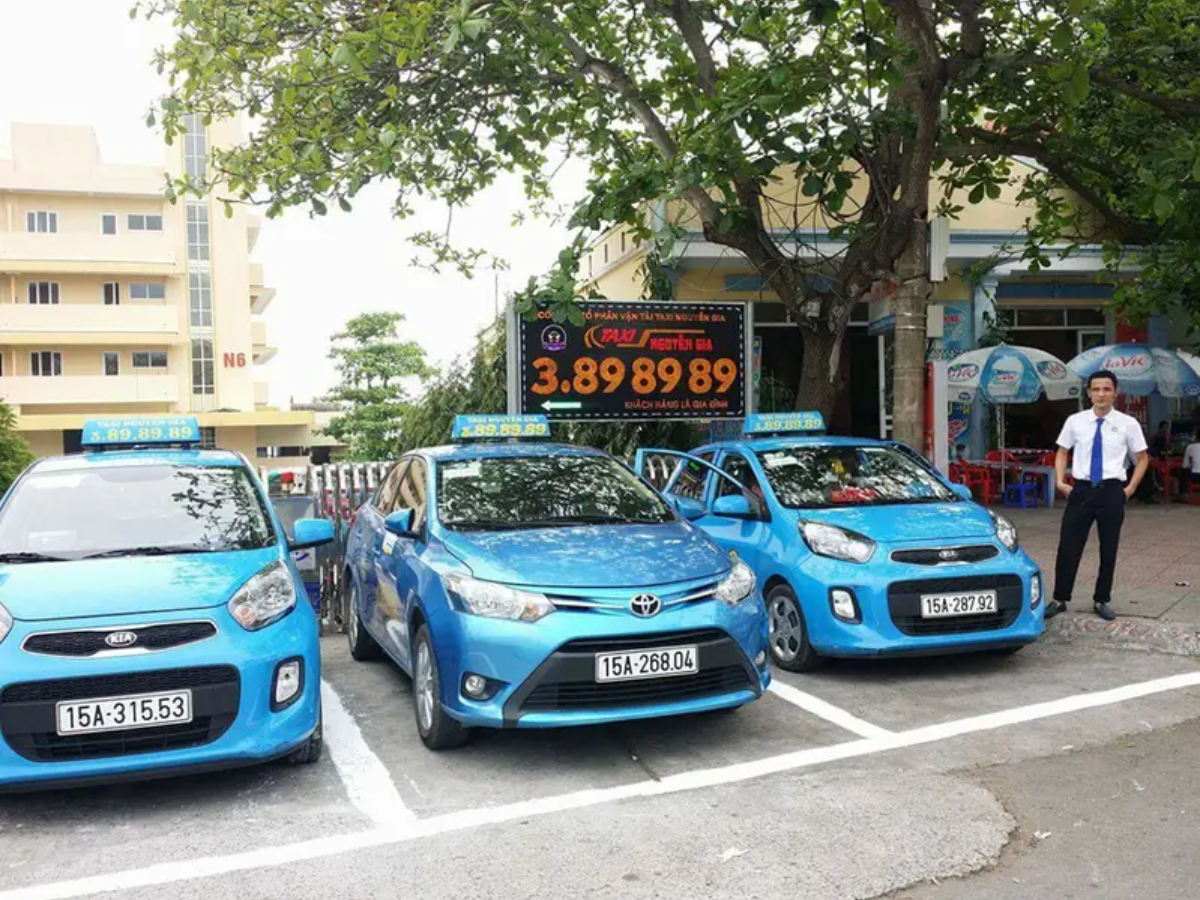 Du khách có thể lựa chọn taxi để di chuyển thuận tiện hơn