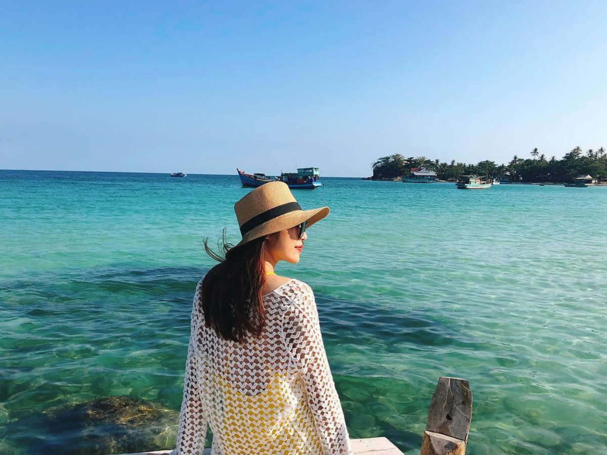 Du khách check-in tại bãi biển Hòn Dấu xinh đẹp