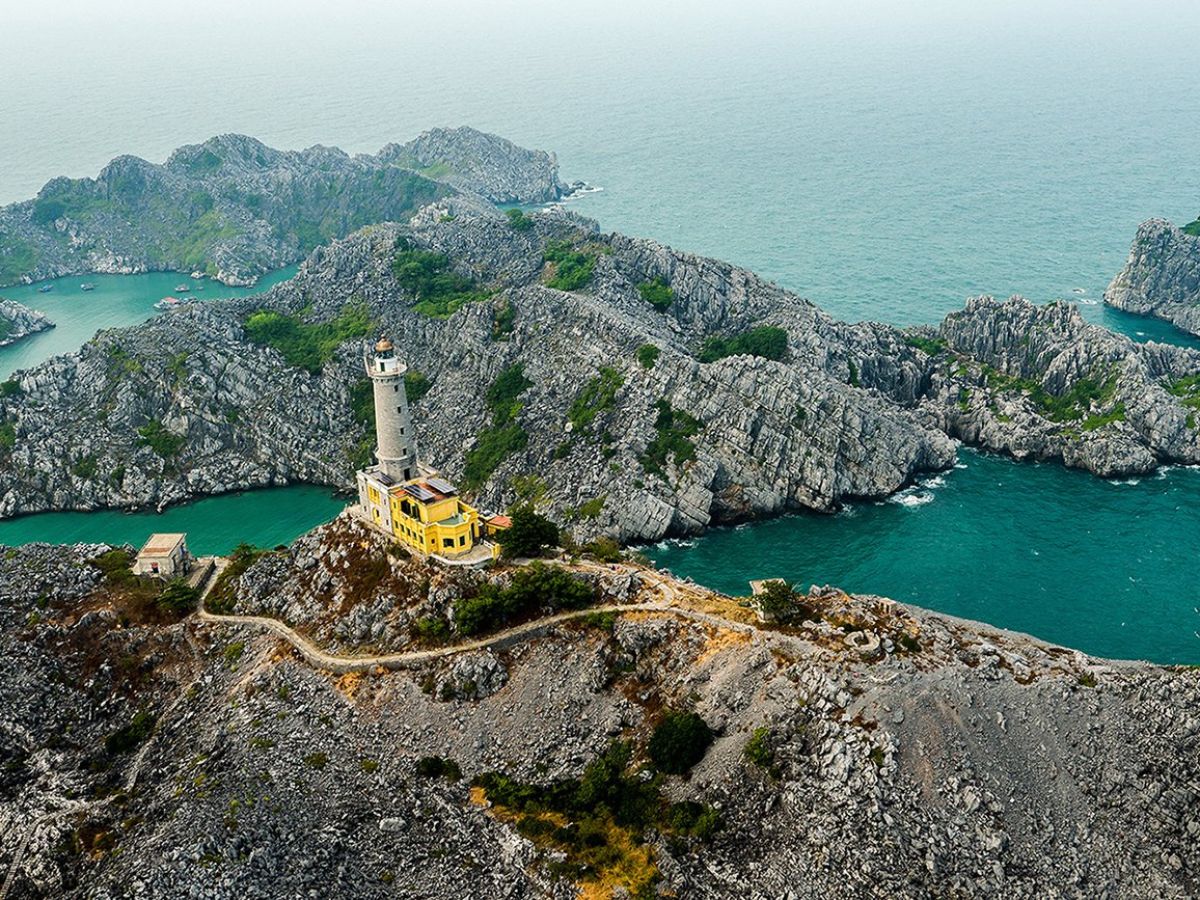 Thời tiết từ tháng 5 - tháng 9 đẹp để du khách khám phá ngắm nhìn Đảo Long Châu từ xa