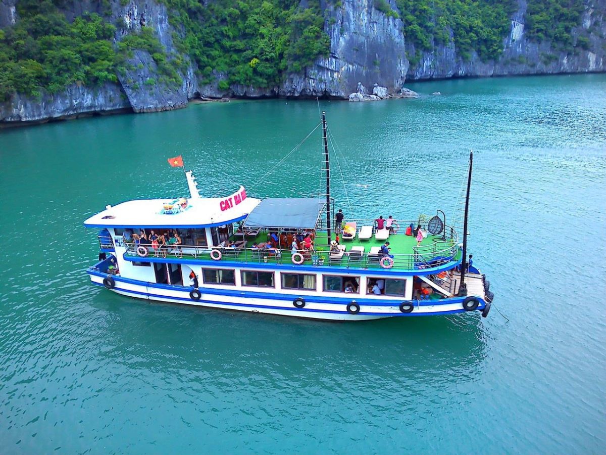 Các tàu du lịch và tàu cá địa phương nếu không được cấp phép, thì không được trở du khách đến đảo Long Châu