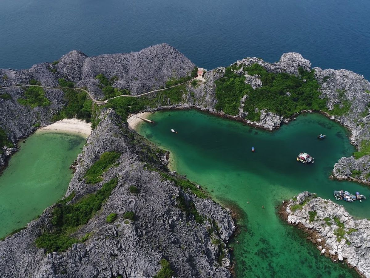 Đảo Long Châu thuộc Đặc khu Cát Hải, Hải Phòng cách đất liền 50 km đường biển
