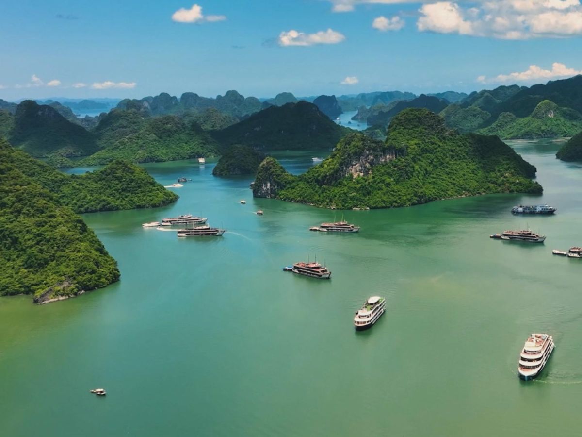 Vịnh Lạn Hạ nằm trong Đặc khu Cát Hải, cách trung tâm Hải Phòng khoảng 30 km
