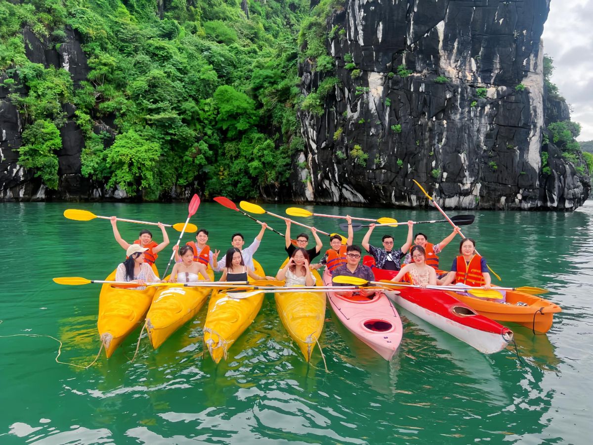 Du khách thuê thuyền kayak để trèo trên vịnh Lan Hạ và khám phá cảnh quan