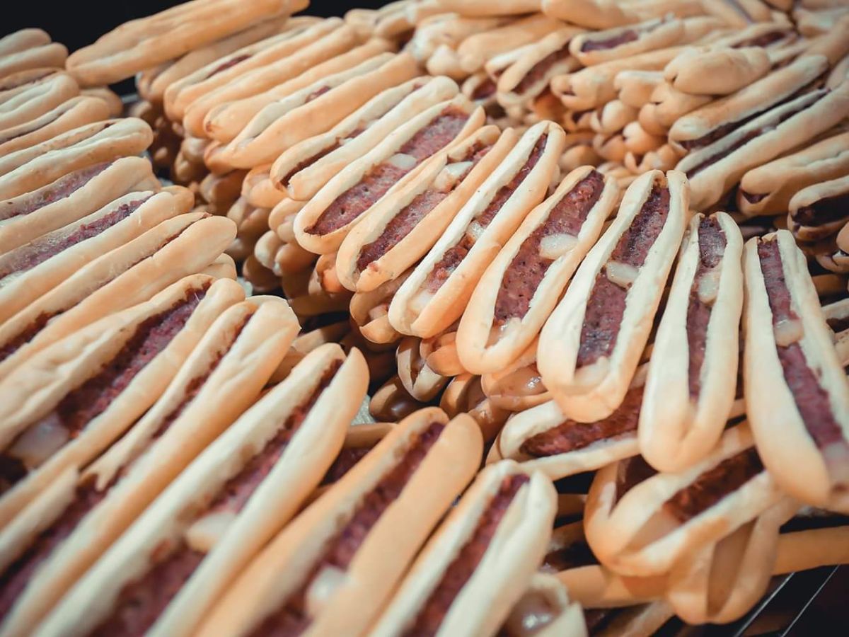 Bánh mì que Hải Phòng là đặc sản mang đậm dấu ấn nơi đất cảng với hương vị cay nồng, giản dị