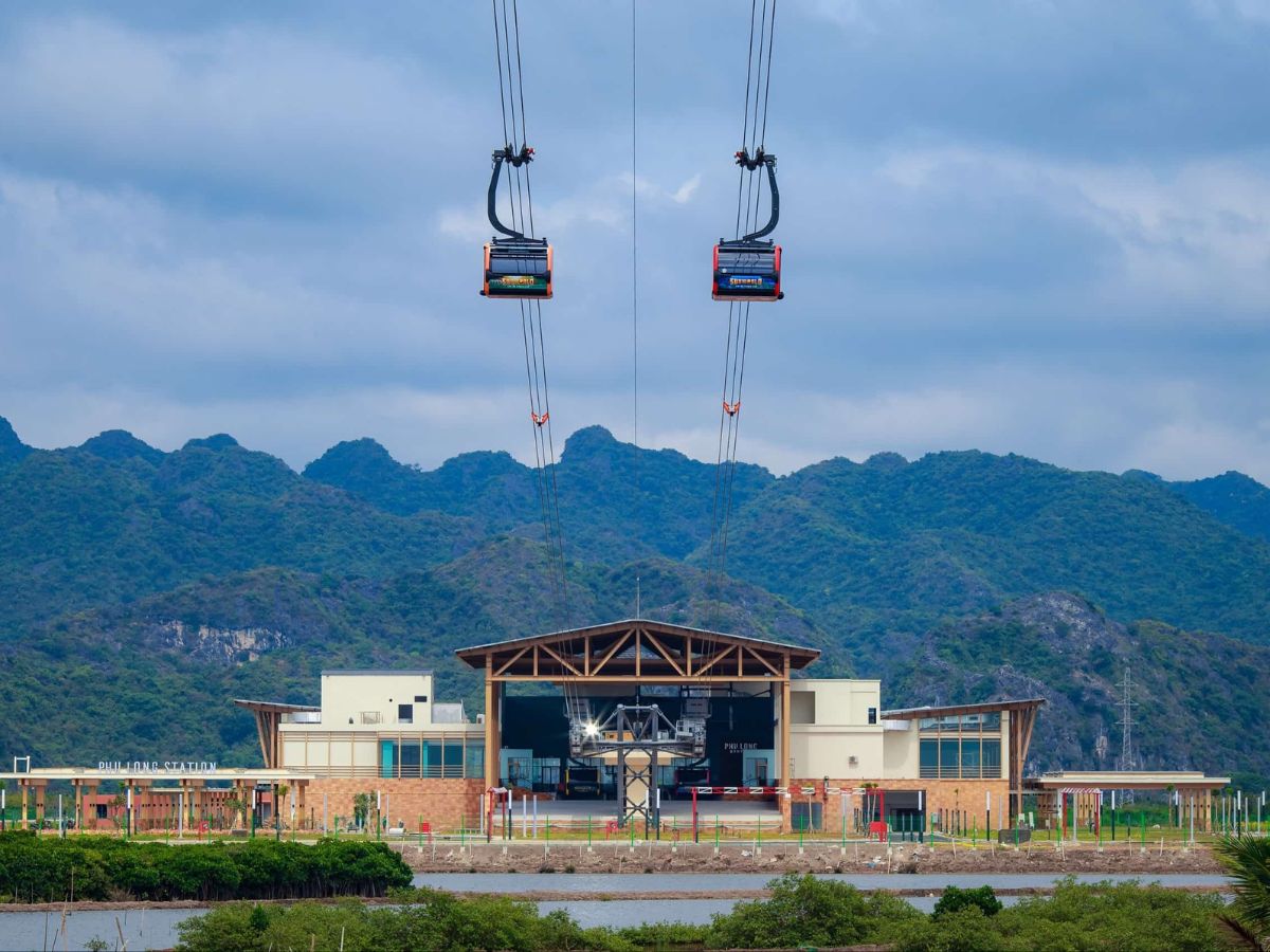 Du khách có thể khám phá Vịnh Lan Hạ bằng cáp treo Sun World Cat Ba dài gần 4 km