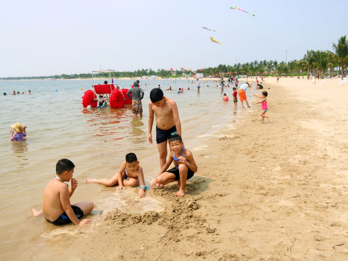 Du khách cần tuân thủ các nguyên tắc an toàn khi tắm biển Hải Phòng