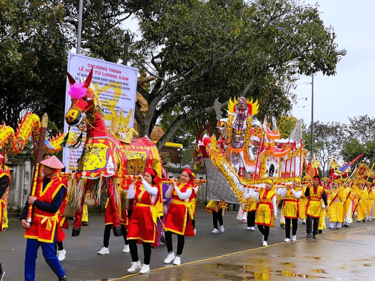 Nghi thức rước lễ trước mỗi cuộc đua thuyền tại đất cảng