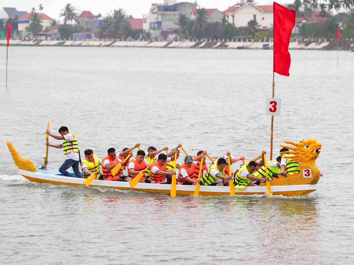 Đua thuyền là lễ hội truyền thống của người dân đất cảng