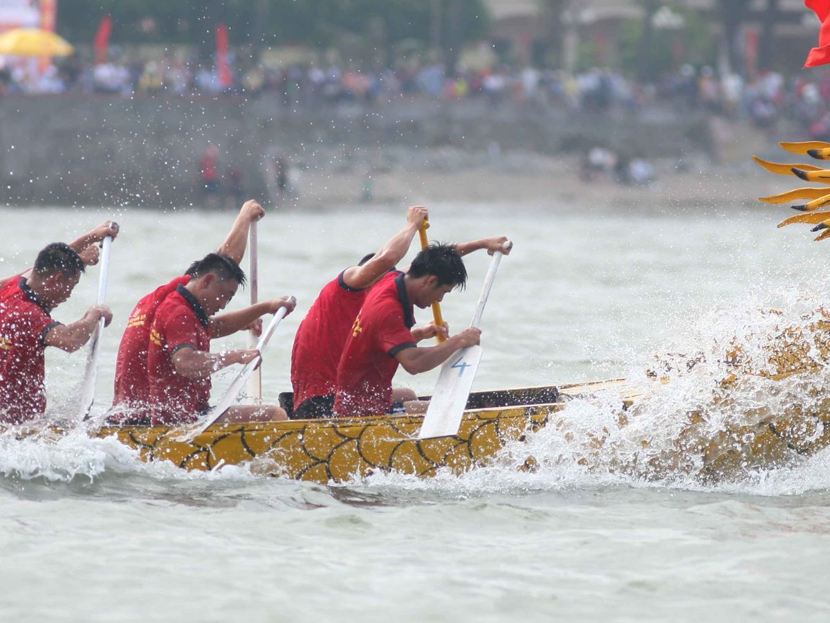 Không khí lễ hội đua thuyền Hải Phòng sôi động thu hút du khách và người dân địa phương