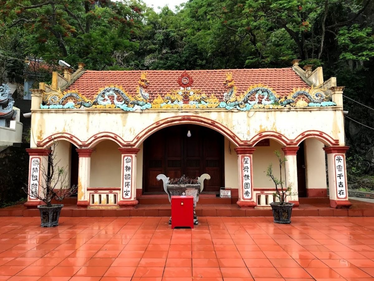 Đền Trần Quốc Bảo tại Đồ Sơn, Hải Phòng với vị thế lưng tựa núi, mặt hướng biển