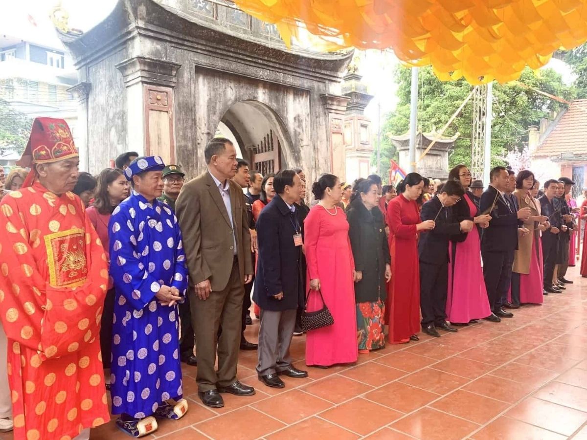 Du khách nên mặc trang phục trang nghiêm khi tham gia lễ hội đền Trần Quốc Bảo