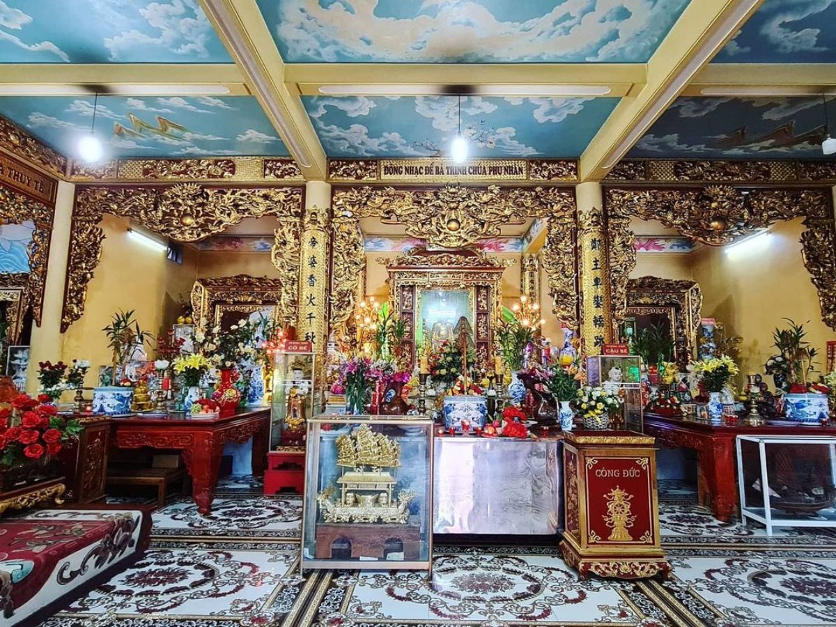 Du khach nên giữ sự tôn nghiêm khi tham quan và thắp hương tại đền Bà Đế