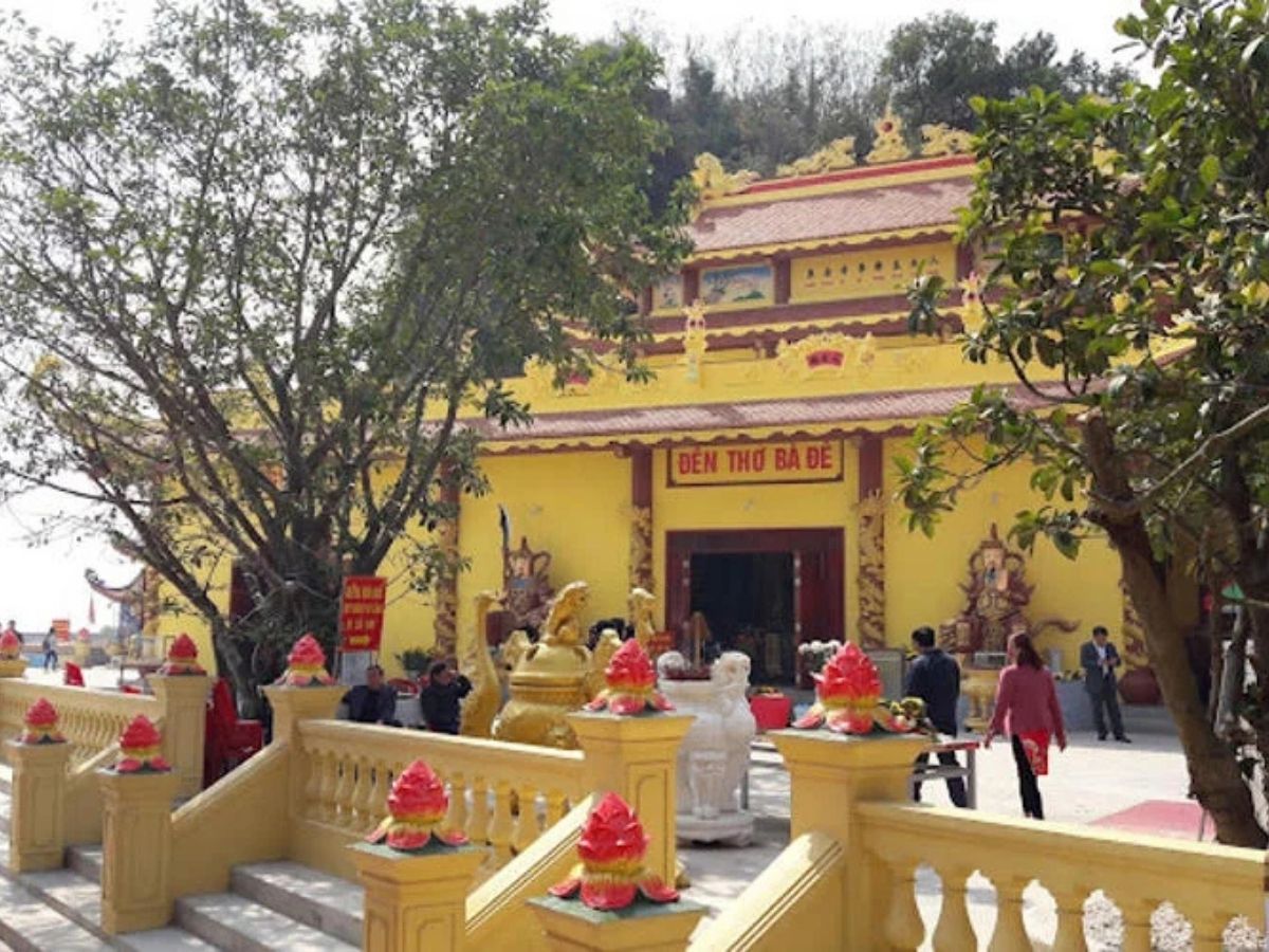 Lễ hội mở cửa đền Bà Đế thu hút du khách thập phương