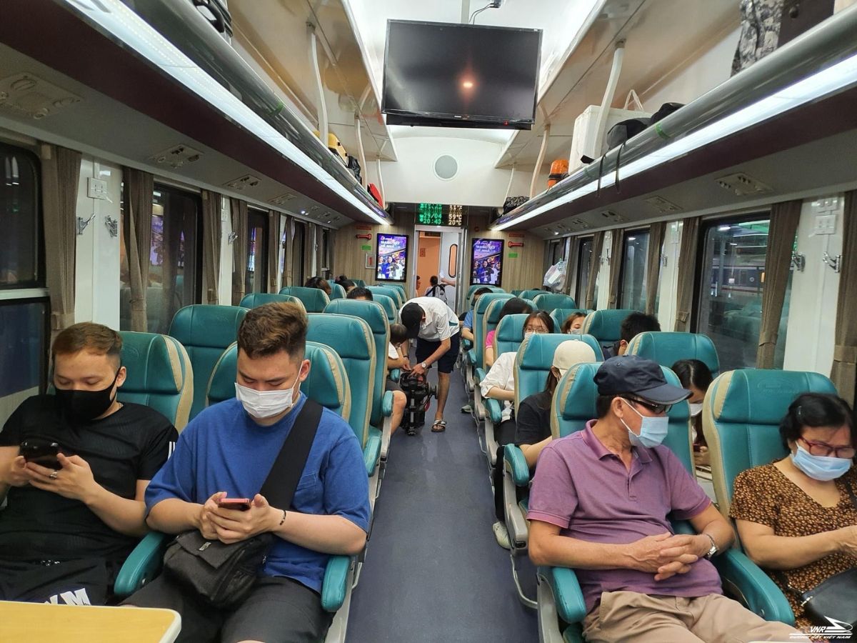 Du khách Ninh Bình trung chuyển qua Hà Nội để đến Hải Phòng bằng tàu hỏa